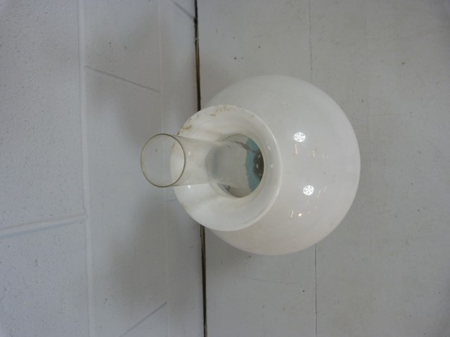 Oil Lamp with frosted shade and clear chimney and blue glass well, moulded with scrolls. Standing on - Bild 5 aus 6