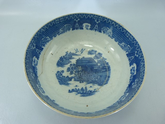 Pearlware blue and white bowl decorated with oriental scenes - Image 5 of 6