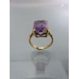 Vintage 9ct Gold (Birmingham 1967) Amethyst ring. The (AF) pale Amethyst is approx: 14mm x 10mm