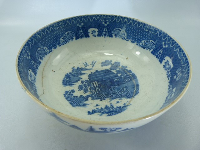 Pearlware blue and white bowl decorated with oriental scenes - Image 2 of 6