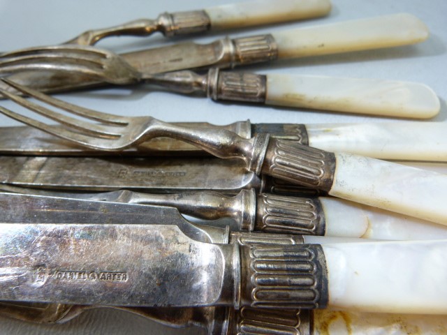 Six piece setting of hallmarked silver banded and mother of Pearl handled fruit knives and Forks - Image 4 of 4