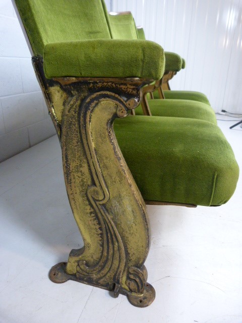 Set of three folding 20th century Cinema theatre seats with cast iron ends and green Velour - Bild 4 aus 8