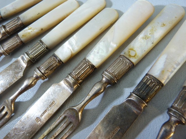 Six piece setting of hallmarked silver banded and mother of Pearl handled fruit knives and Forks - Image 3 of 4
