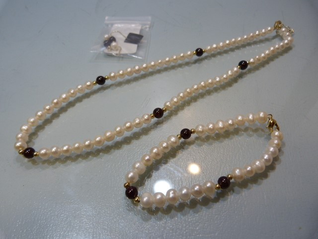 Costume jewellery to include CZ teardrop necklace, Cultured pearl necklace and a floral spray brooch - Image 4 of 5