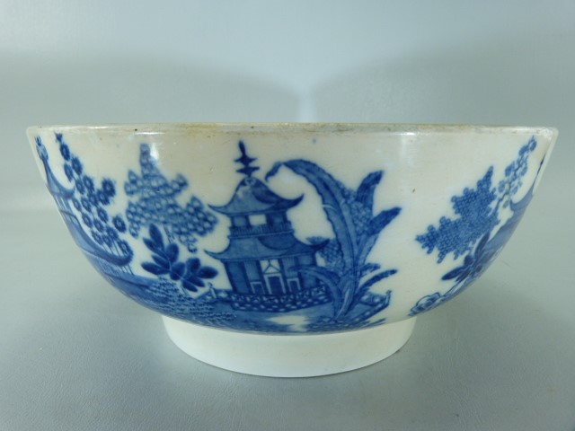 Pearlware blue and white bowl decorated with oriental scenes - Image 4 of 6