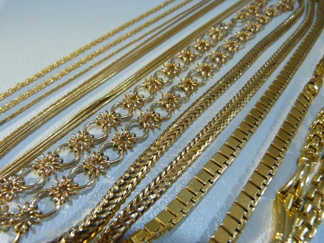 Collection of gold coloured necklaces of various styles and a gold coloured brooch. - Image 2 of 5