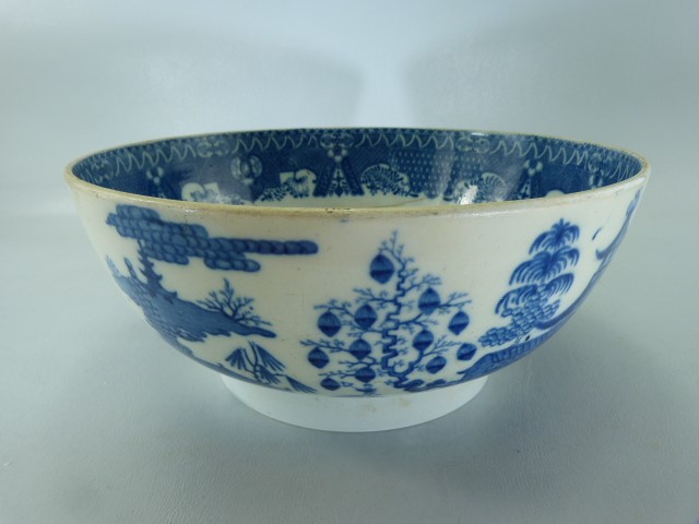 Pearlware blue and white bowl decorated with oriental scenes - Image 3 of 6