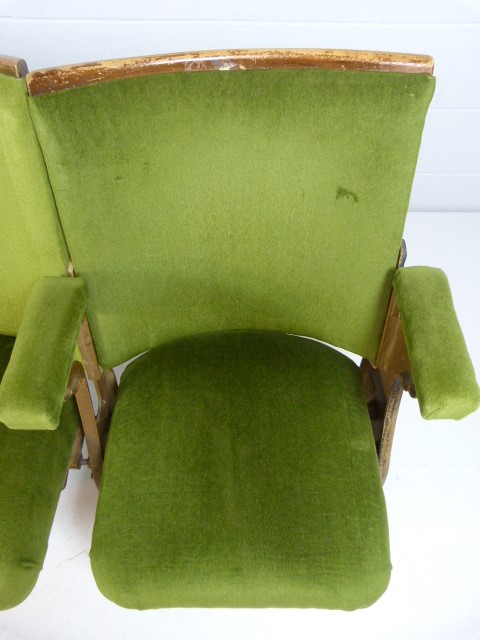 Set of three folding 20th century Cinema theatre seats with cast iron ends and green Velour - Bild 8 aus 8