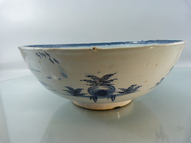 George III Delft bowl - in blue and white. Small hairline to inner bowl and nibbles to base - Image 5 of 11