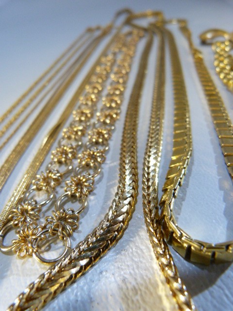 Collection of gold coloured necklaces of various styles and a gold coloured brooch. - Image 5 of 5