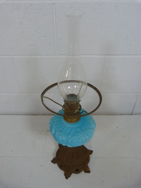 Oil Lamp with frosted shade and clear chimney and blue glass well, moulded with scrolls. Standing on - Bild 6 aus 6