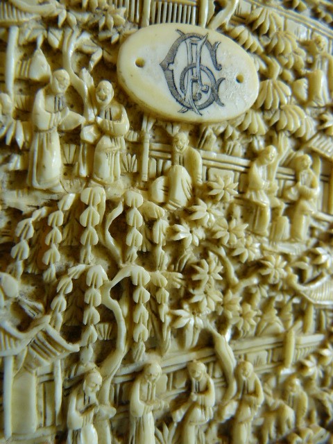 A 19TH CENTURY CHINESE CANTON IVORY CARD CASE, the sides decorated with detailed scenes of - Image 8 of 8