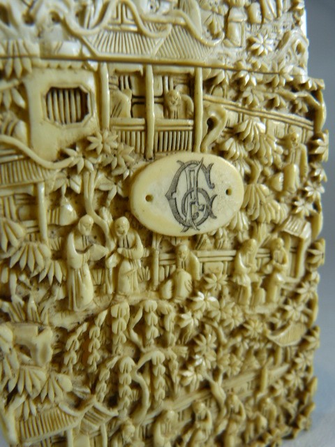 A 19TH CENTURY CHINESE CANTON IVORY CARD CASE, the sides decorated with detailed scenes of - Image 3 of 8