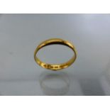 22ct Gold wedding band (total weight approx 2.7g) in vintage leather case