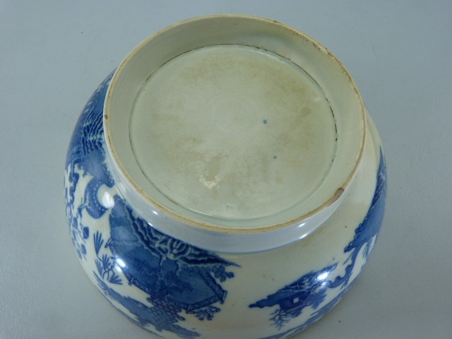 Pearlware blue and white bowl decorated with oriental scenes - Image 6 of 6