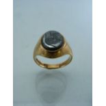 Gents 9ct (Birmingham 1975) Signet Ring set with a Haematite stone approx: 12.5mm x 10.5mm across,