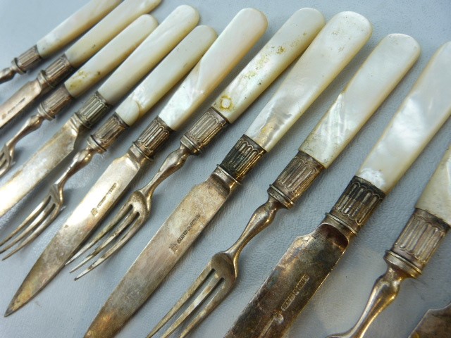 Six piece setting of hallmarked silver banded and mother of Pearl handled fruit knives and Forks - Image 2 of 4