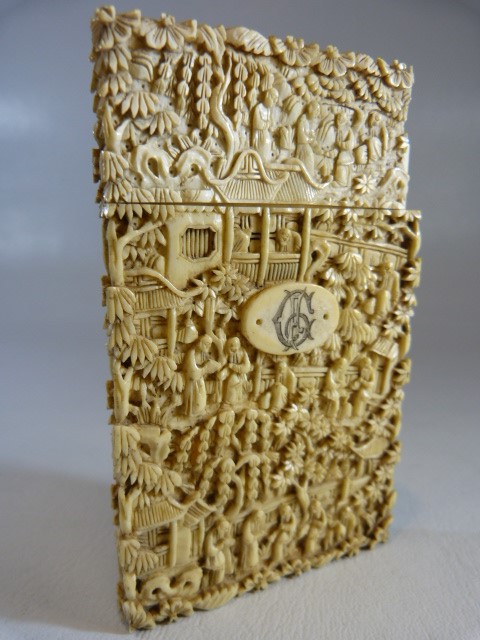 A 19TH CENTURY CHINESE CANTON IVORY CARD CASE, the sides decorated with detailed scenes of - Image 2 of 8