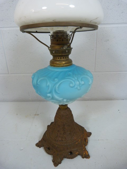 Oil Lamp with frosted shade and clear chimney and blue glass well, moulded with scrolls. Standing on - Bild 2 aus 6
