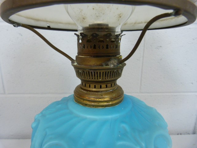 Oil Lamp with frosted shade and clear chimney and blue glass well, moulded with scrolls. Standing on - Bild 3 aus 6