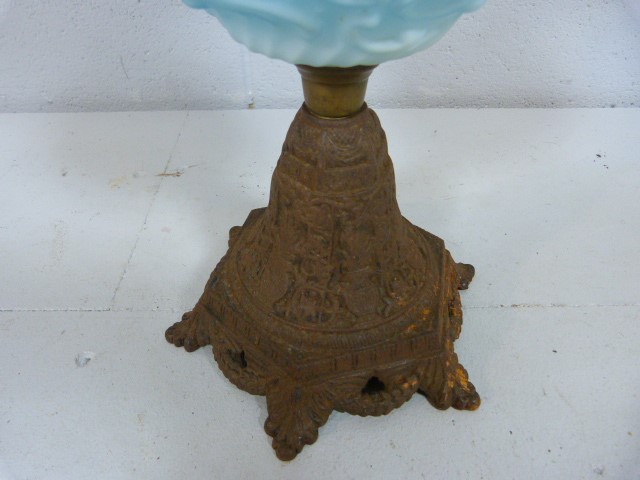 Oil Lamp with frosted shade and clear chimney and blue glass well, moulded with scrolls. Standing on - Bild 4 aus 6