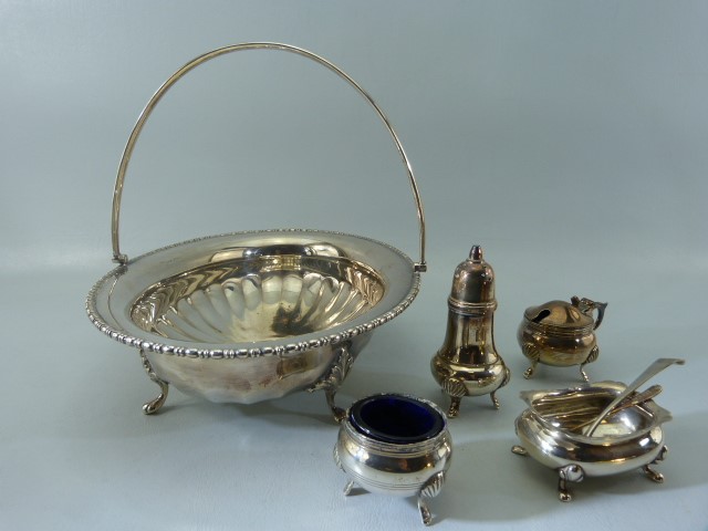 Quality silverplate to include a platter with 'Lion Passant' to back. Silverplated tureen, along - Image 4 of 4