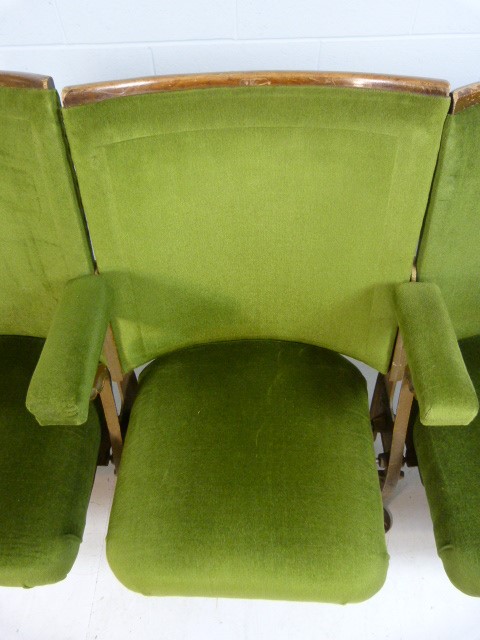 Set of three folding 20th century Cinema theatre seats with cast iron ends and green Velour - Bild 7 aus 8