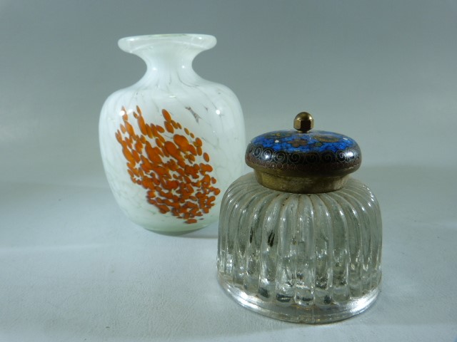 Small collection of Antique and later glassware to include a pair of clear glass bottles (Exeter) - Image 5 of 6