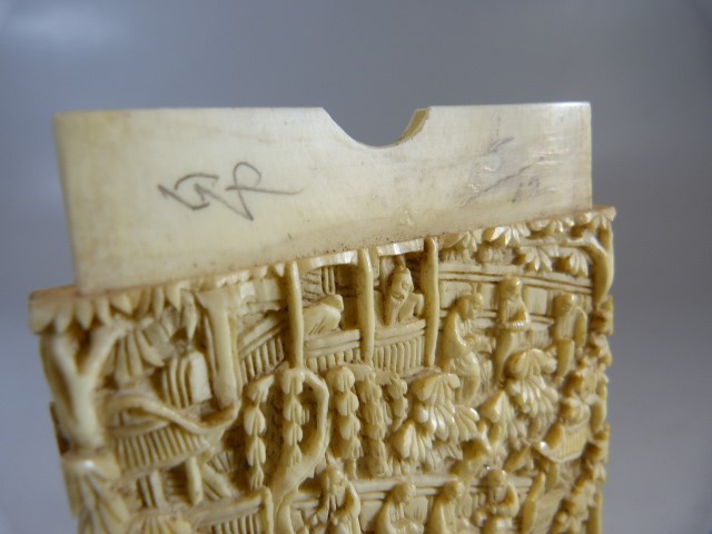 A 19TH CENTURY CHINESE CANTON IVORY CARD CASE, the sides decorated with detailed scenes of - Image 6 of 8