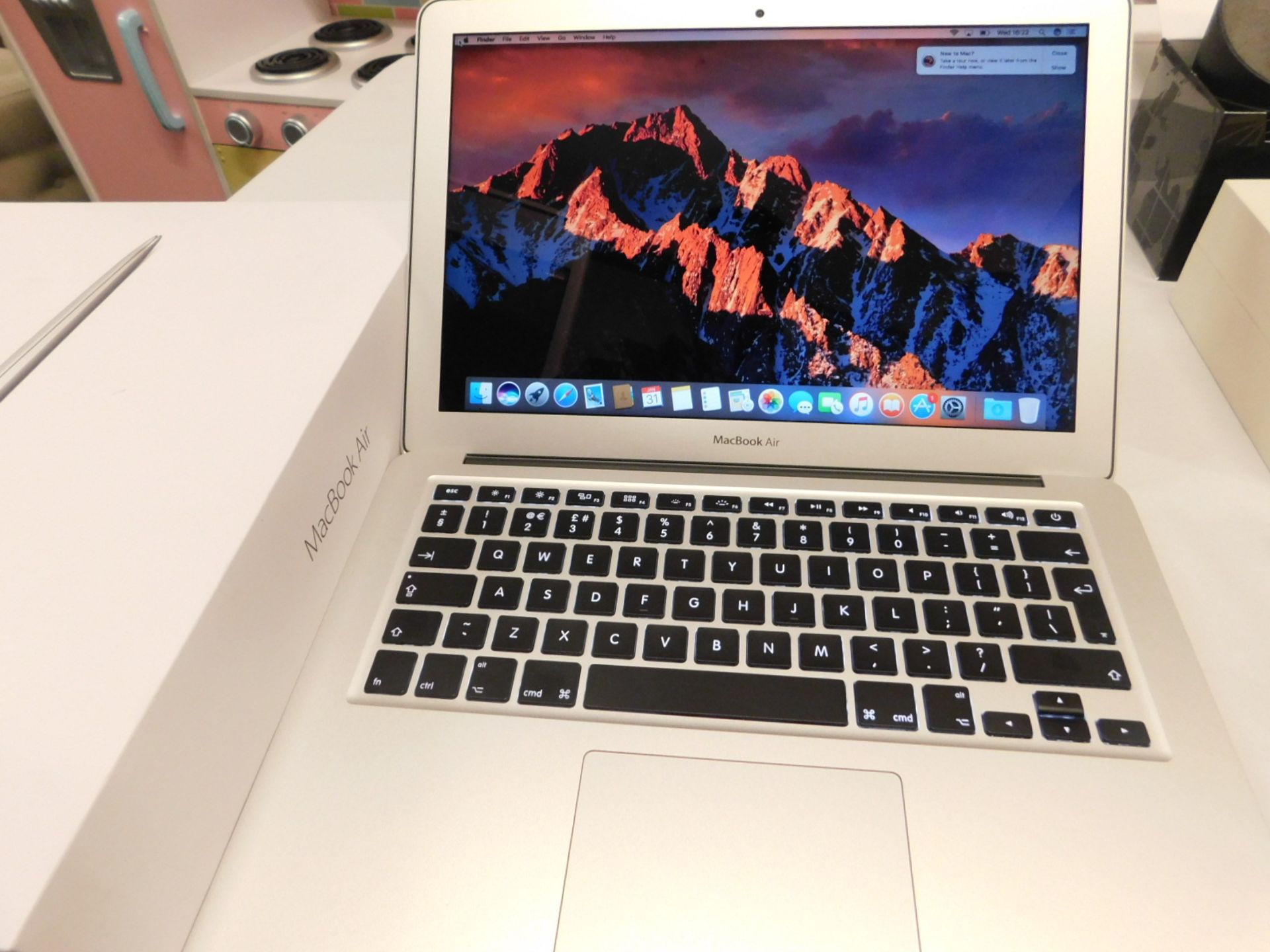 1 BOXED MACBOOK AIR 13" MODEL A1466 INTEL CORE I5 8GB RAM 256GB HARD DRIVE RRP £999 (IMMACULATE