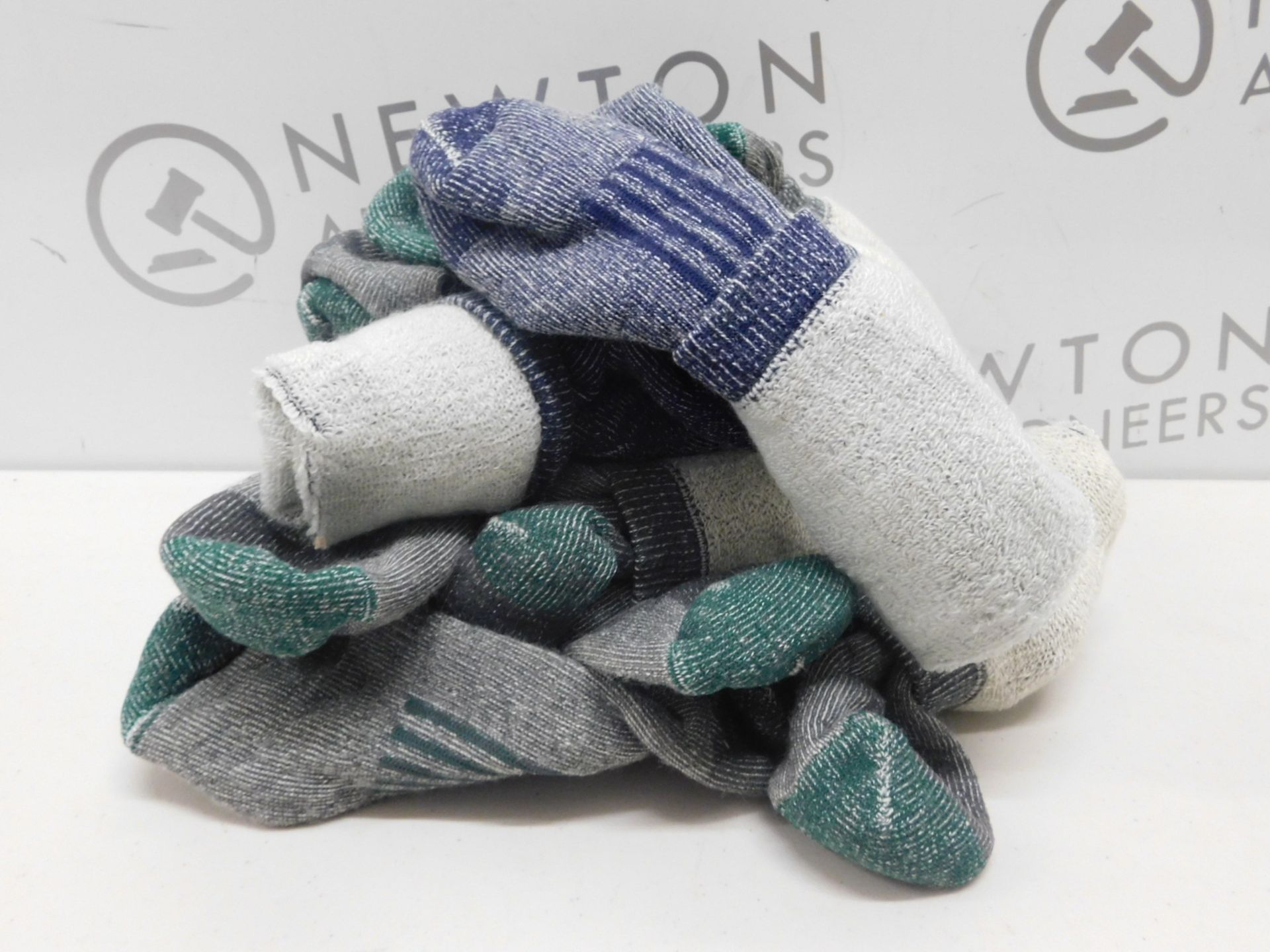 1 SET OF KIRKLAND SIGNATURE OUTDOOR TRAIL SOCKS RRP £19.99