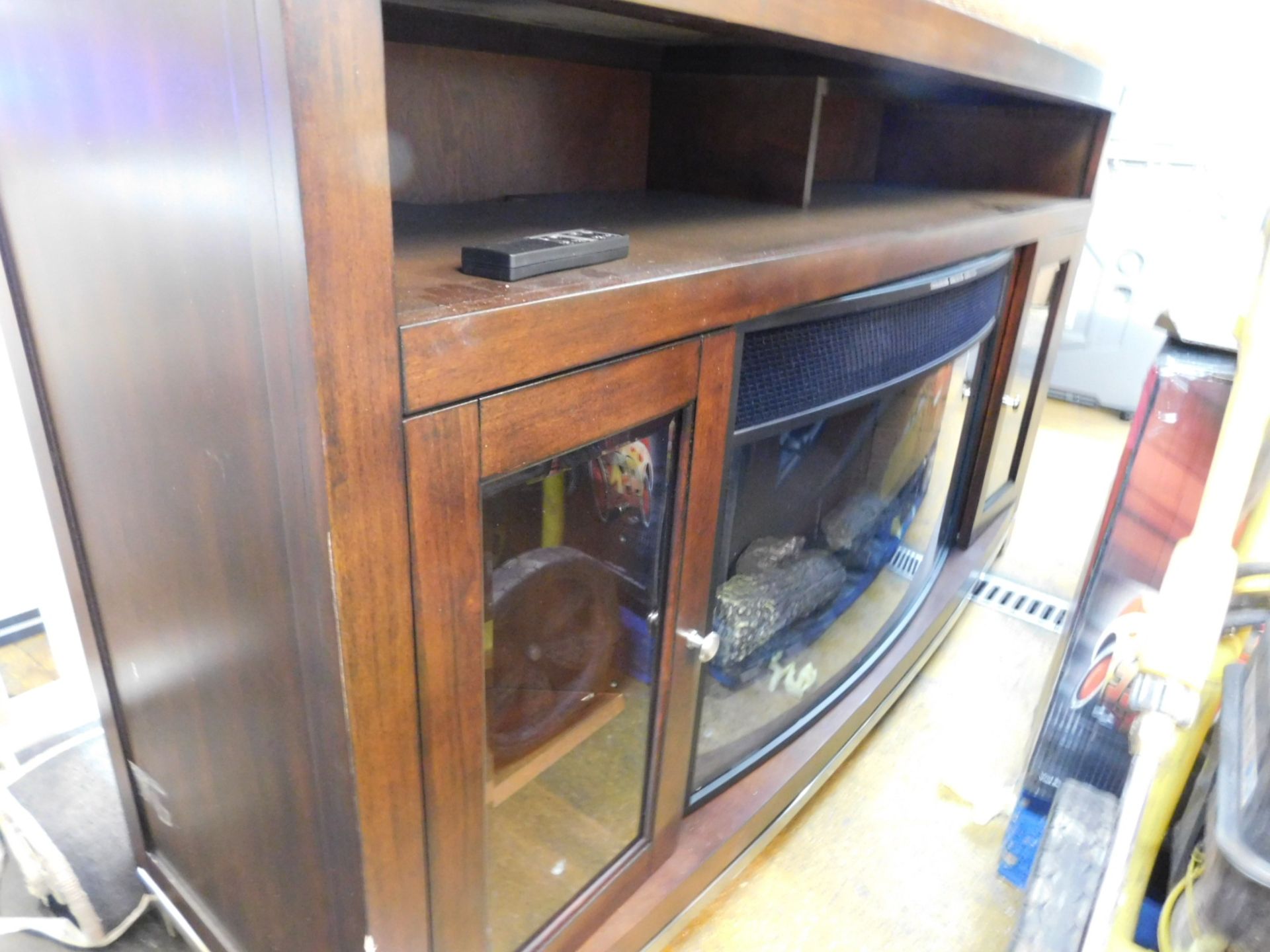 1 MEDIA MANTLE WITH 32" ELECTRIC FIREPLACE FOR TVS UP TO 70" RRP £699