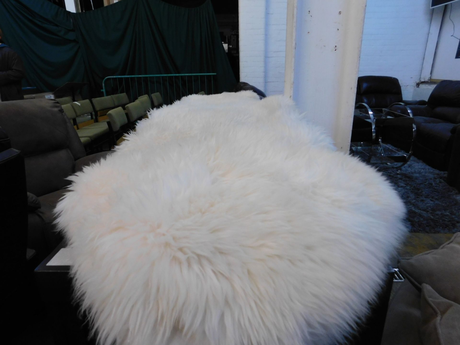 1 WINDWARD WHITE SHEEPSKIN RUG RRP £249.99