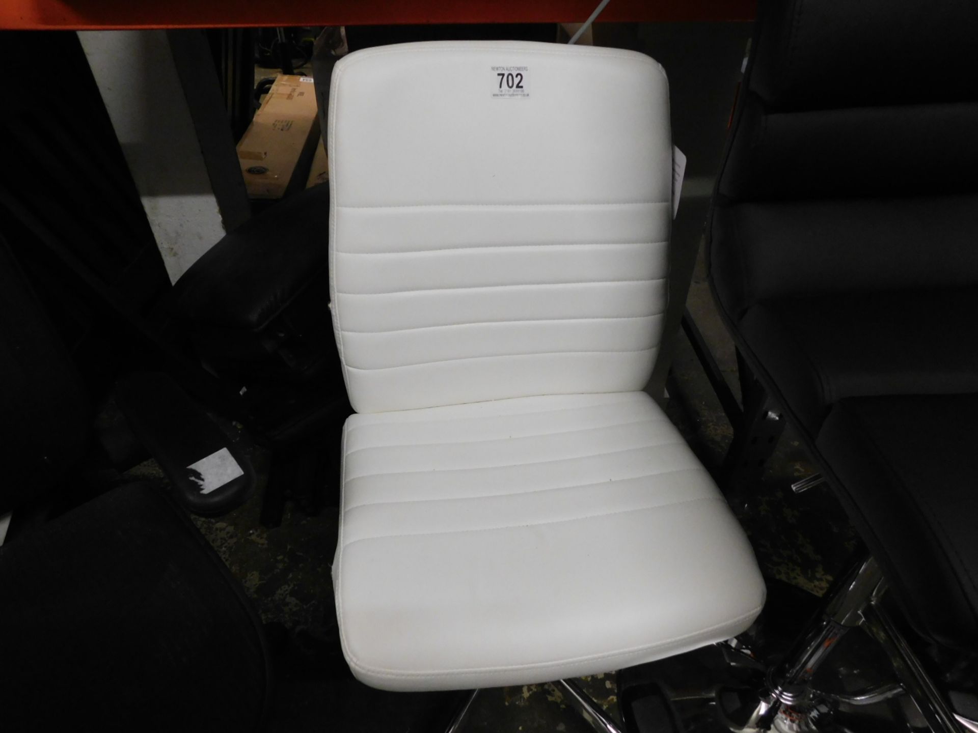 1 GLOBAL FURNITURE WHITE BONDED LEATHER & CHROME OFFICE CHAIR RRP £79.99