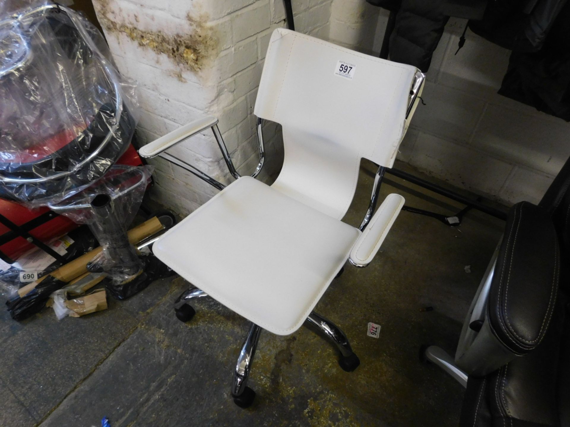 1 DORADO WHITE AND CHROME OFFICE CHAIR RRP £129.99