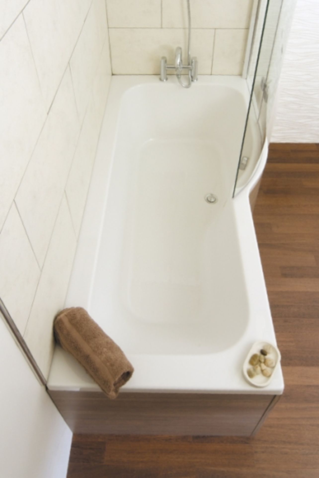 Dovcor Oena 0TH P-shaped Right Hand Bath, 1700 x 700/850mm, with feet pack. New in packaging,