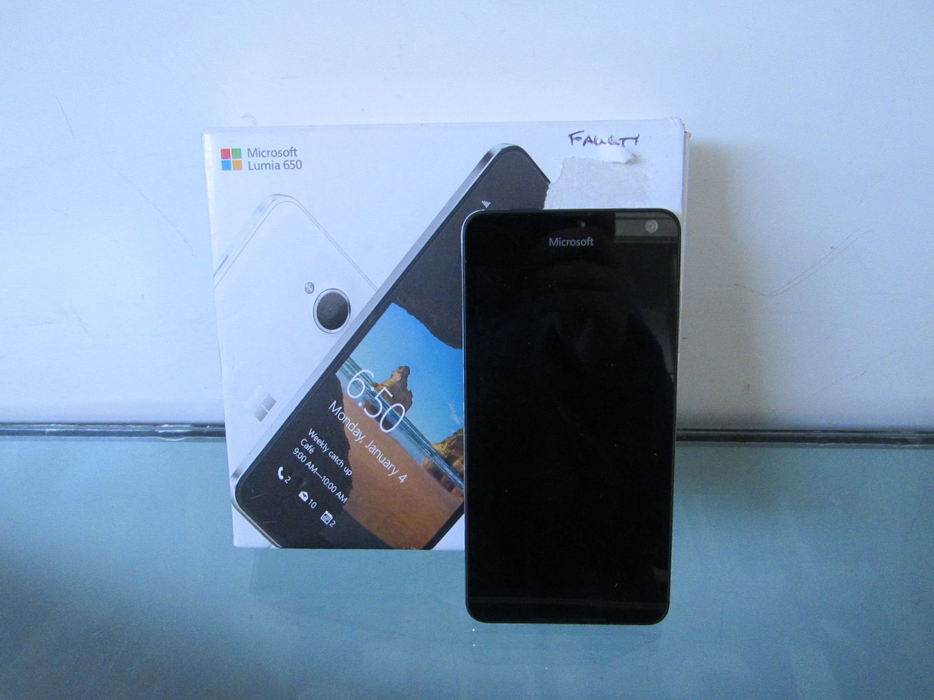 Microsoft Lumia 650 sim Free smart phone with original box, phone vibrates as if its turning on