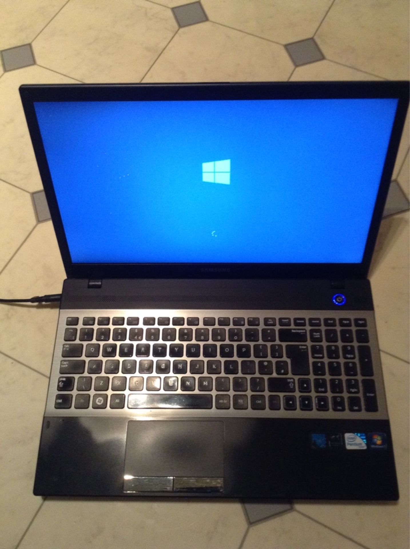 samsung notebook np300v5a 6/8gb windows 10 installed unregistered but problems loading needs wipe - Image 3 of 10