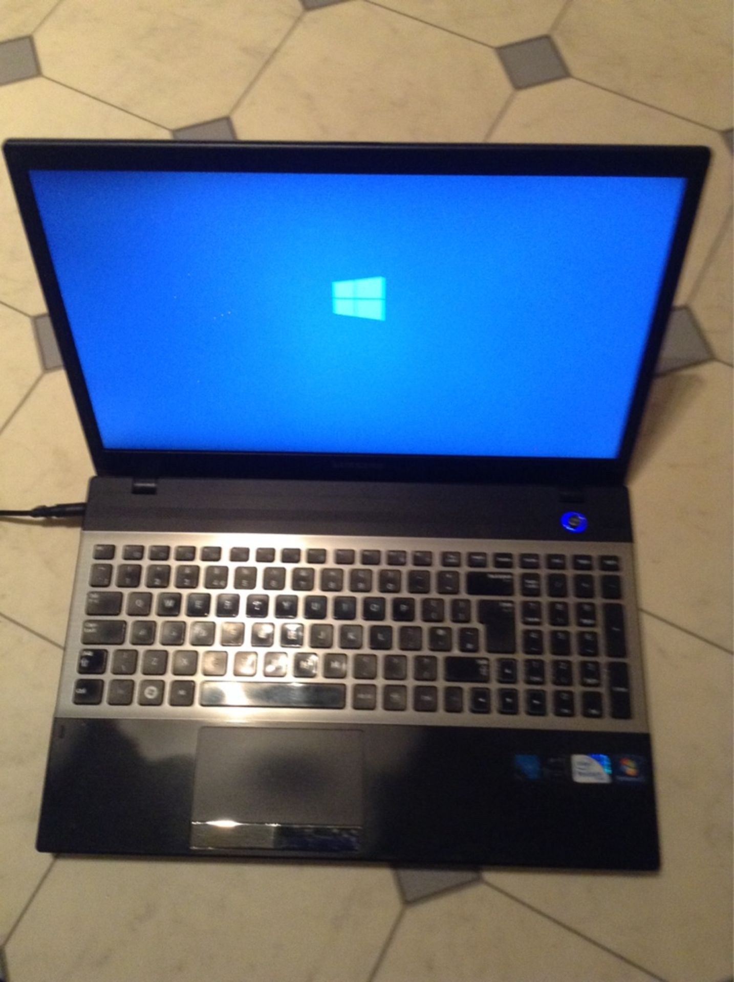 samsung notebook np300v5a 6/8gb windows 10 installed unregistered but problems loading needs wipe - Image 5 of 10