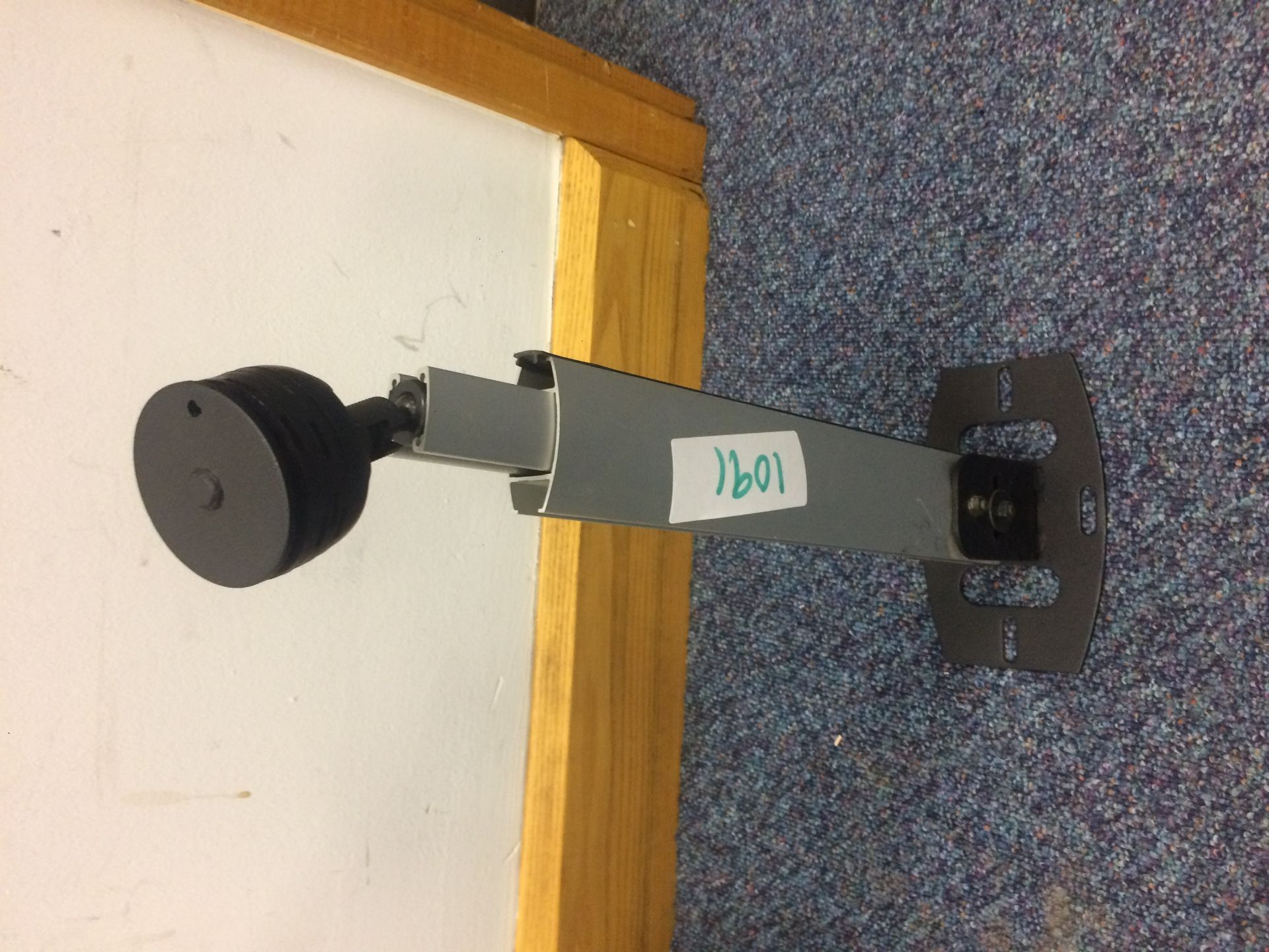 Projector Mount Bracket PLEASE READ LOT 0 AS THE IMPORTANT INFORMATION DIFFERS FROM OUR USUAL