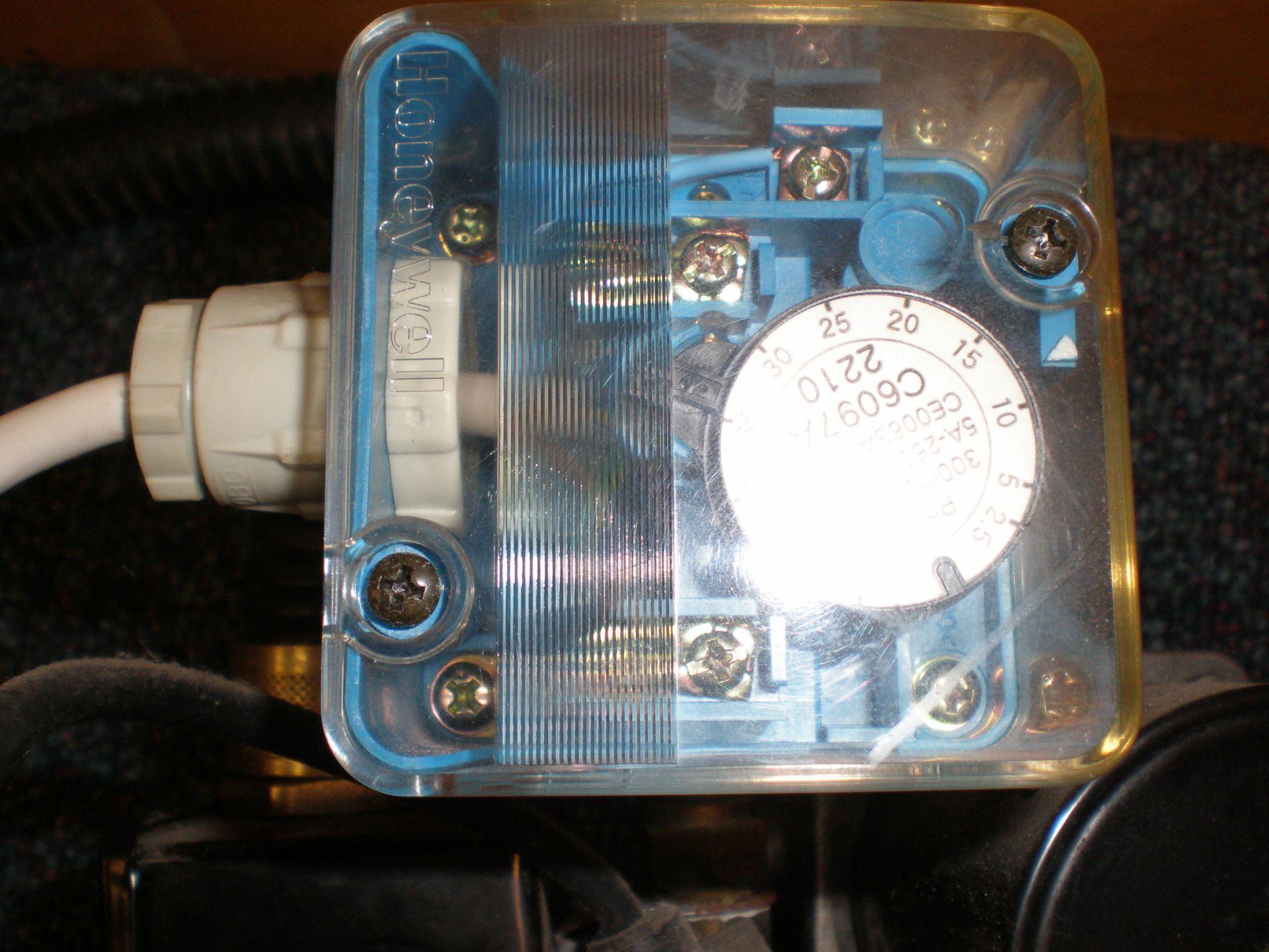 Honeywell Universal Gas Valves Ip54 200 Mbar Max Made In Italy Electronic Gas Valve Used To Cut - Image 6 of 9