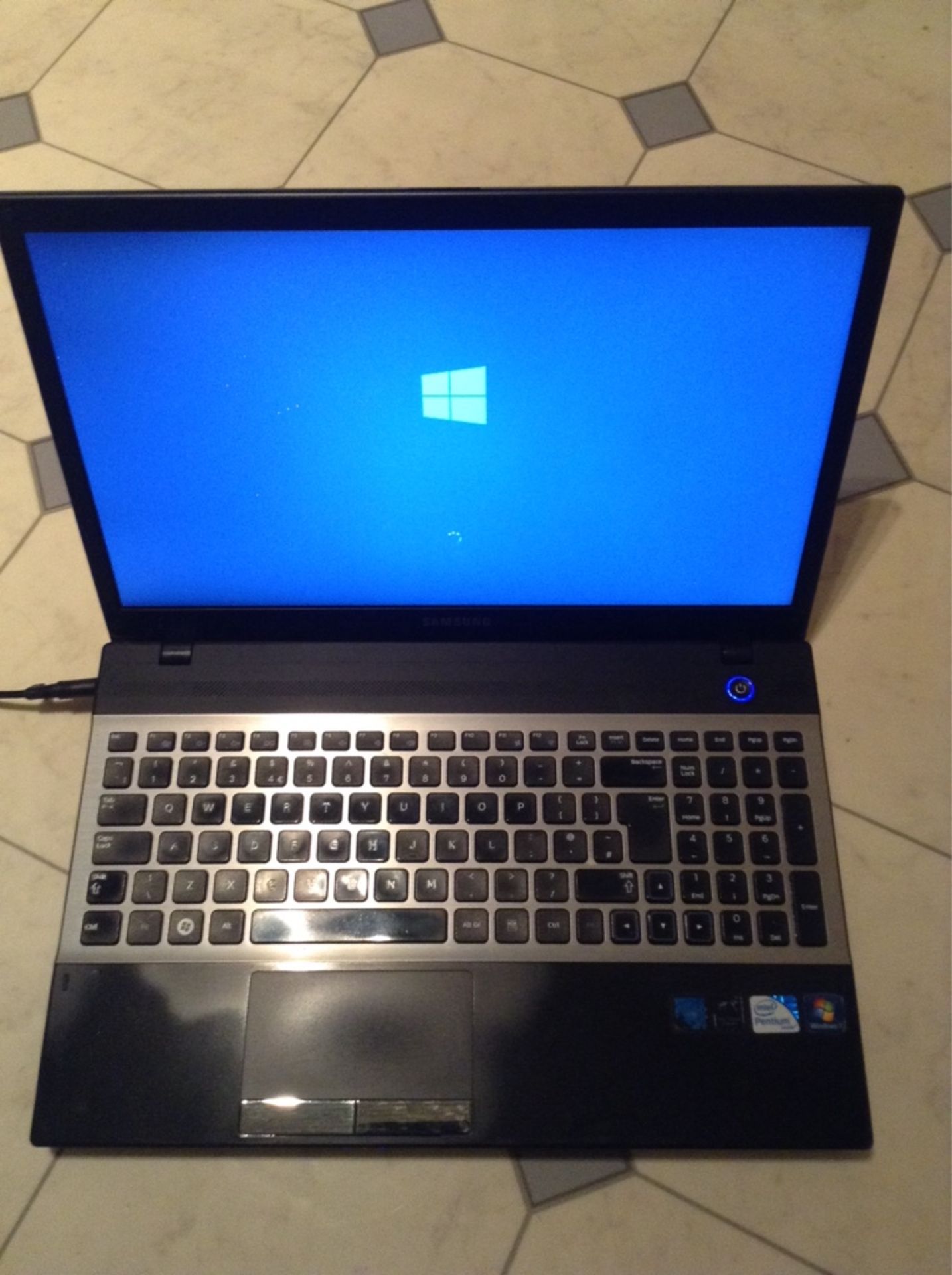 samsung notebook np300v5a 6/8gb windows 10 installed unregistered but problems loading needs wipe - Image 4 of 10