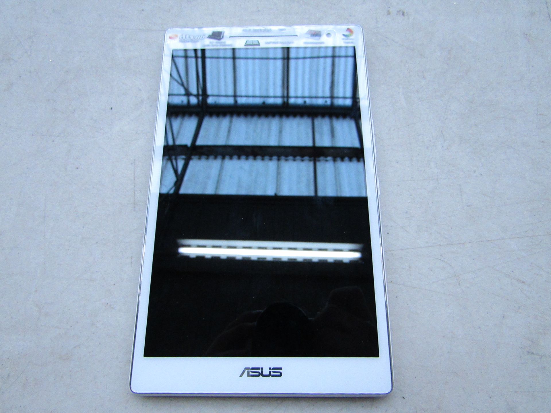 Asus Zen Pad 8.0 Tablet, Powers on, the screen is cracked, it lights up but doesnt show anything,