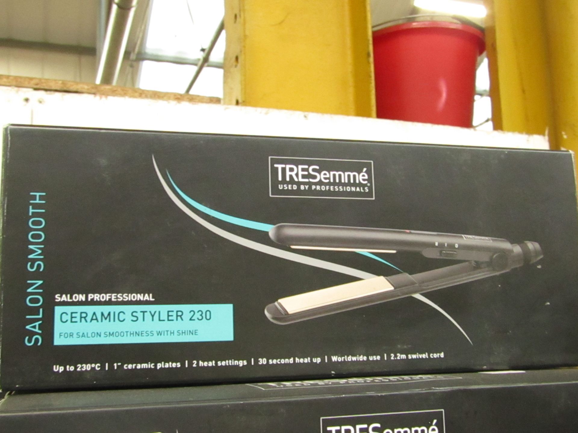 Tresemme salon smooth ceramic styler 230. Refurbished & boxed.