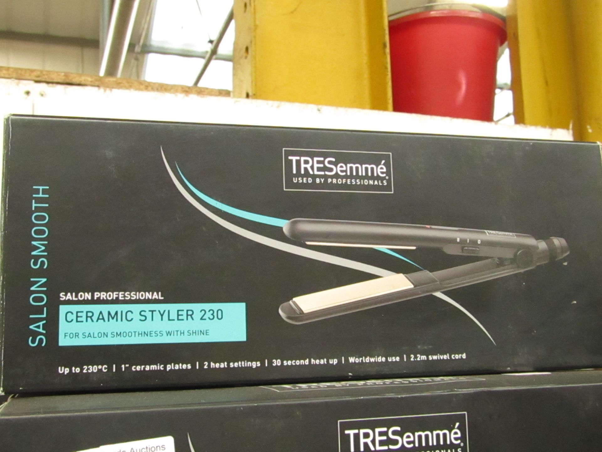 Tresemme salon smooth ceramic styler 230. Refurbished & boxed.