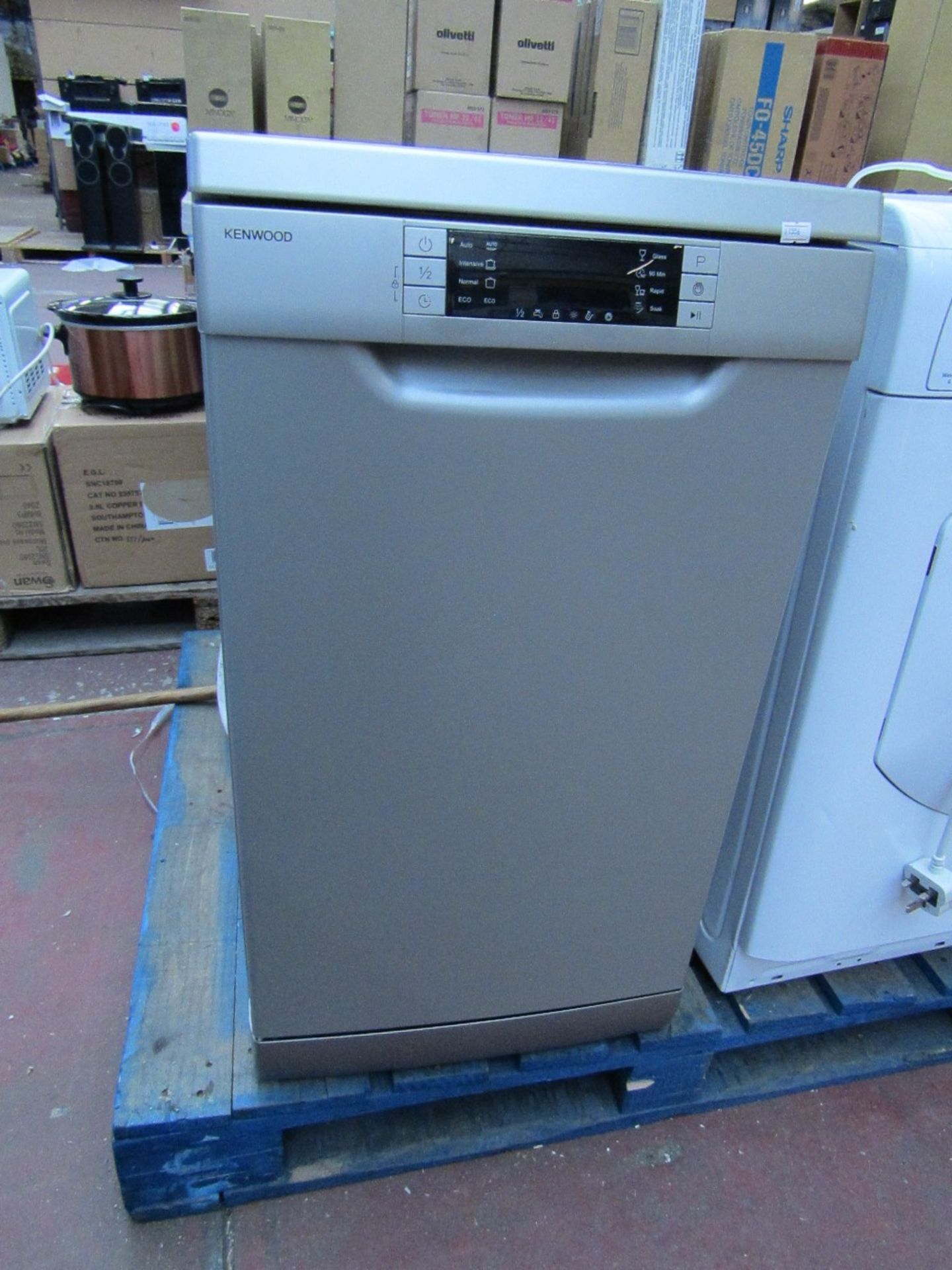 Kenwood 2100w slim dishwasher, (serial number: 1635 003522), powers on