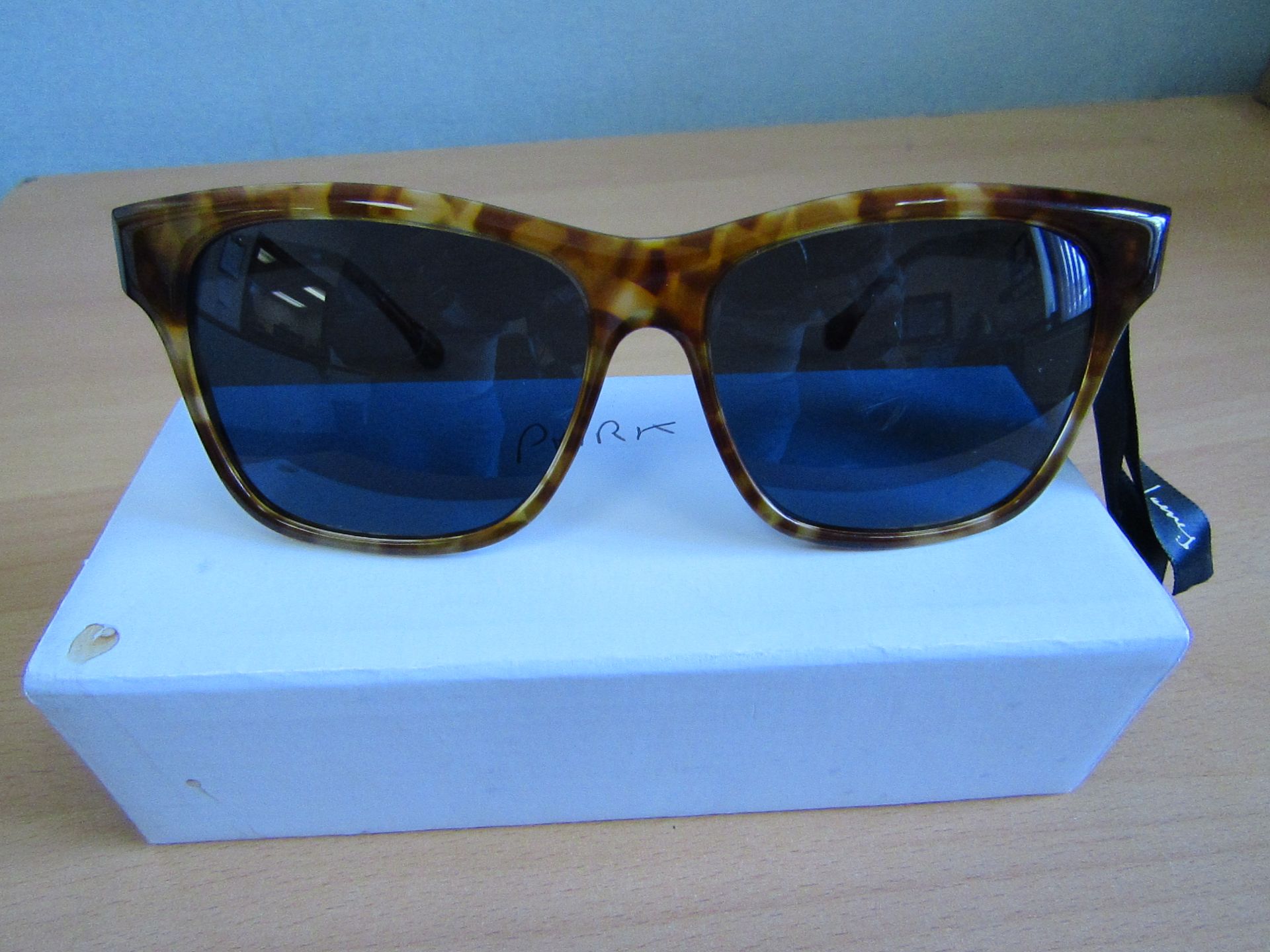 Elizabeth And James Park Sunglasses, Brand new in carry case, these Sunglasses Generally retail