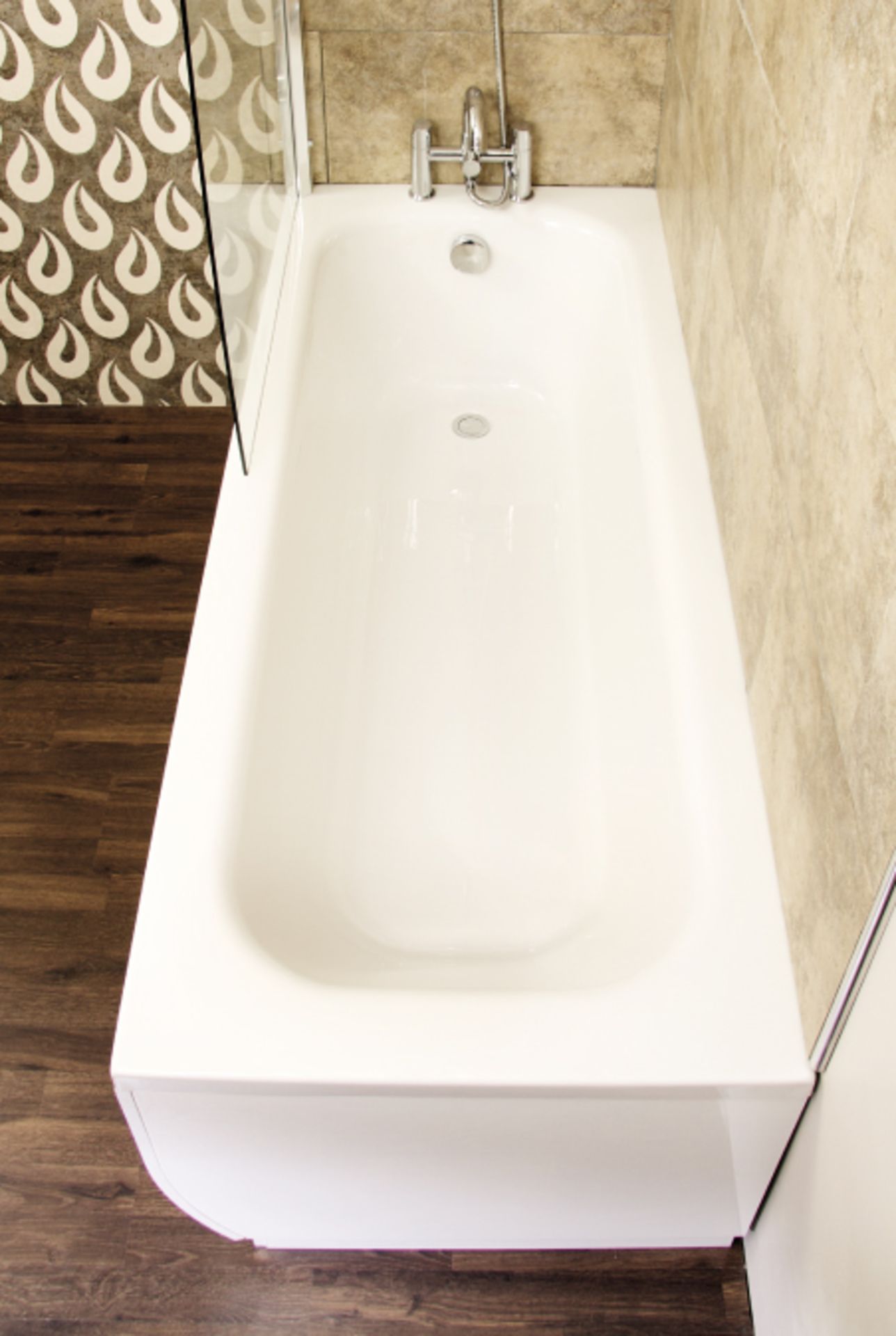 Dovcor Moreno bath and matching Moreno Right hand hinged glass screen (D.003.004RH). Both new in