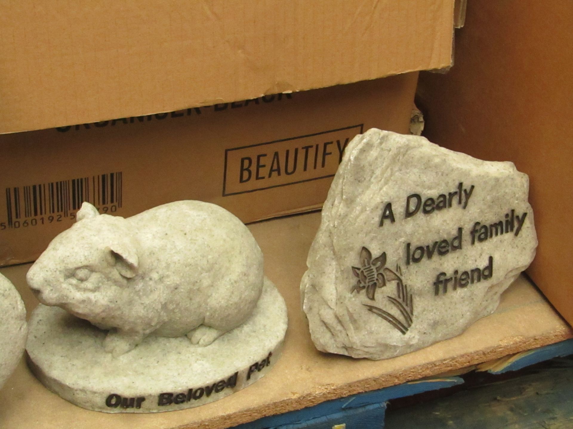 5x Various designed memorials for pets, all new.