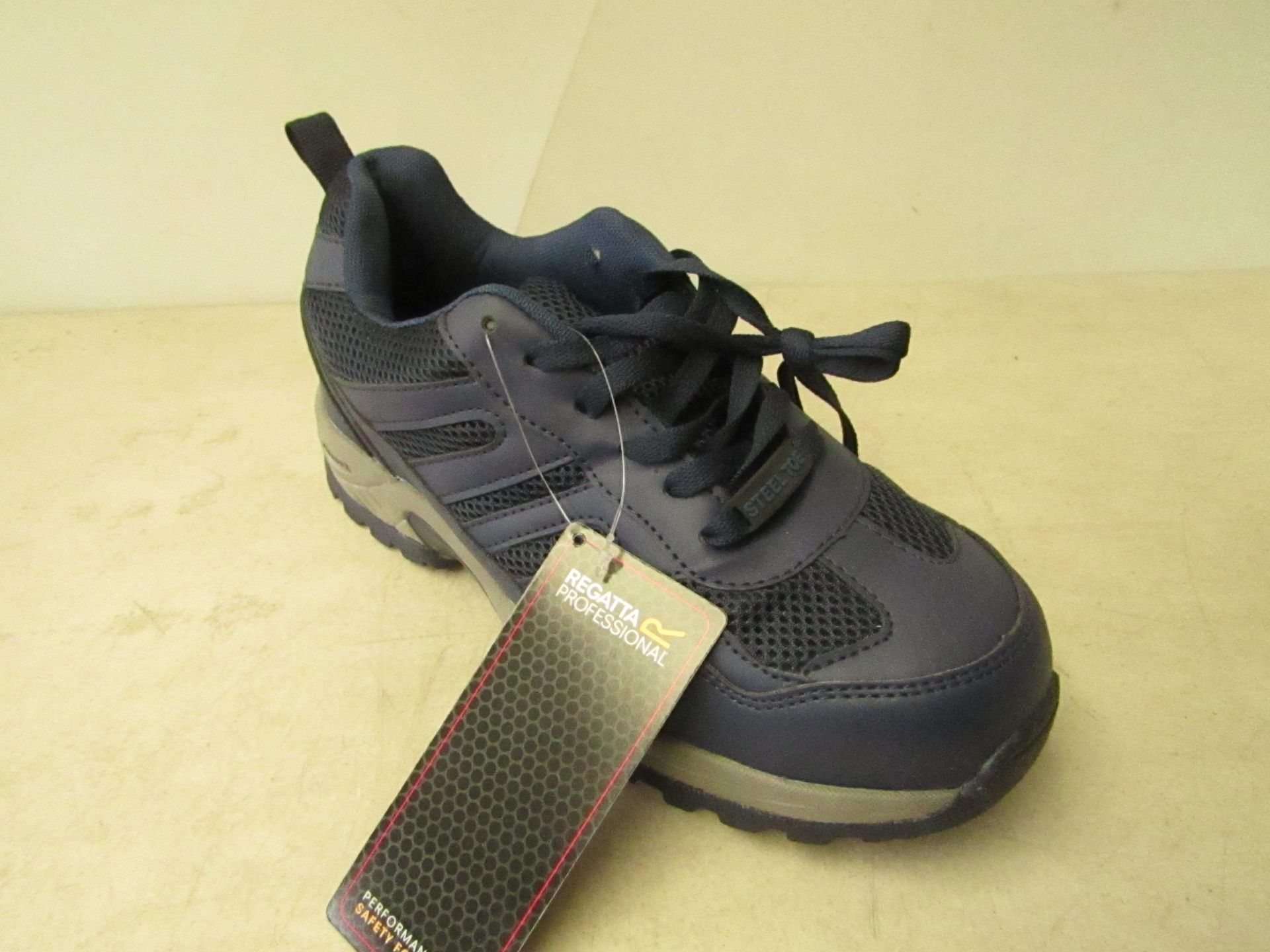 Regatta Professional StepLite safety trainers, size 9, new and boxed.